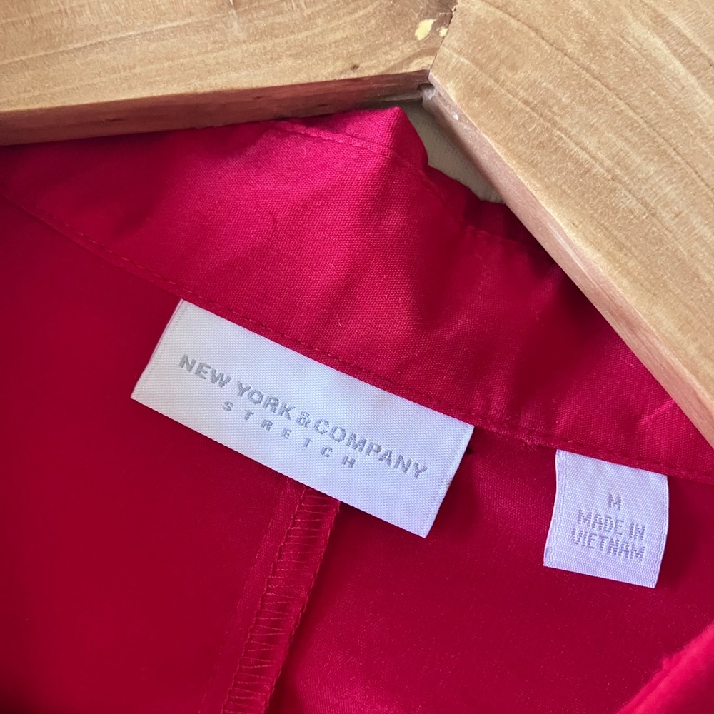 NEW YORK & CO. Red Ruched Long Sleeve Button Down Size M - Picture 9 of 10